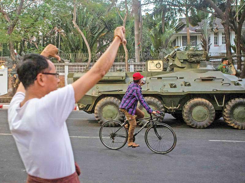 استعراض الجيش إحياءً ليوم القوات المسلّحة