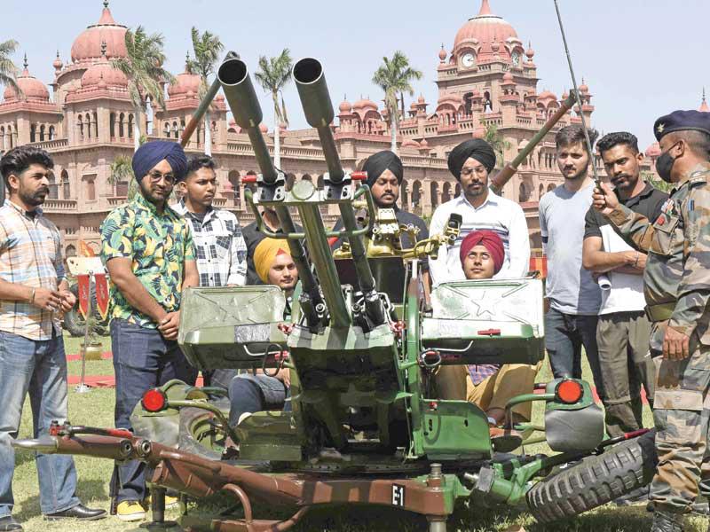 طلاب هنود يتصورون أمام مضاد جوي خلال معرض في أمريتسار (أ ف ب)