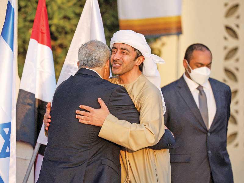 لابيد مستقبلاً عبدالله بن زايد في النقب أمس (رويترز)n