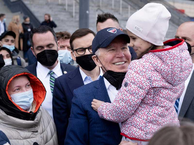  الرئيس الأمريكي جو بايدن يحمل فتاة اوكرانية في وارسو ، بولندا 