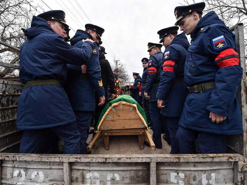 تشييع شاب في قرغيزستان قتل في الحرب على اوكرانيا (أ ف ب) 