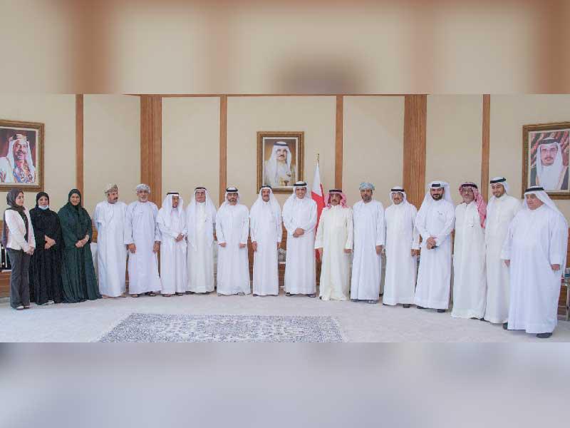 وزير الإعلام البحريني متوسطاً رؤساء الجمعيات الصحافية الخليجية