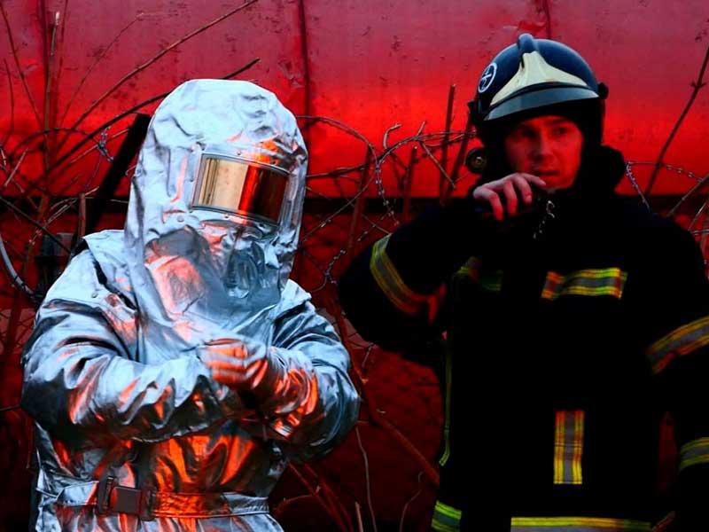 عاملا إنقاذ أوكرانيان يصلان إلى مخزن وقود أصيب بقصف روسي على لفيف (رويترز)