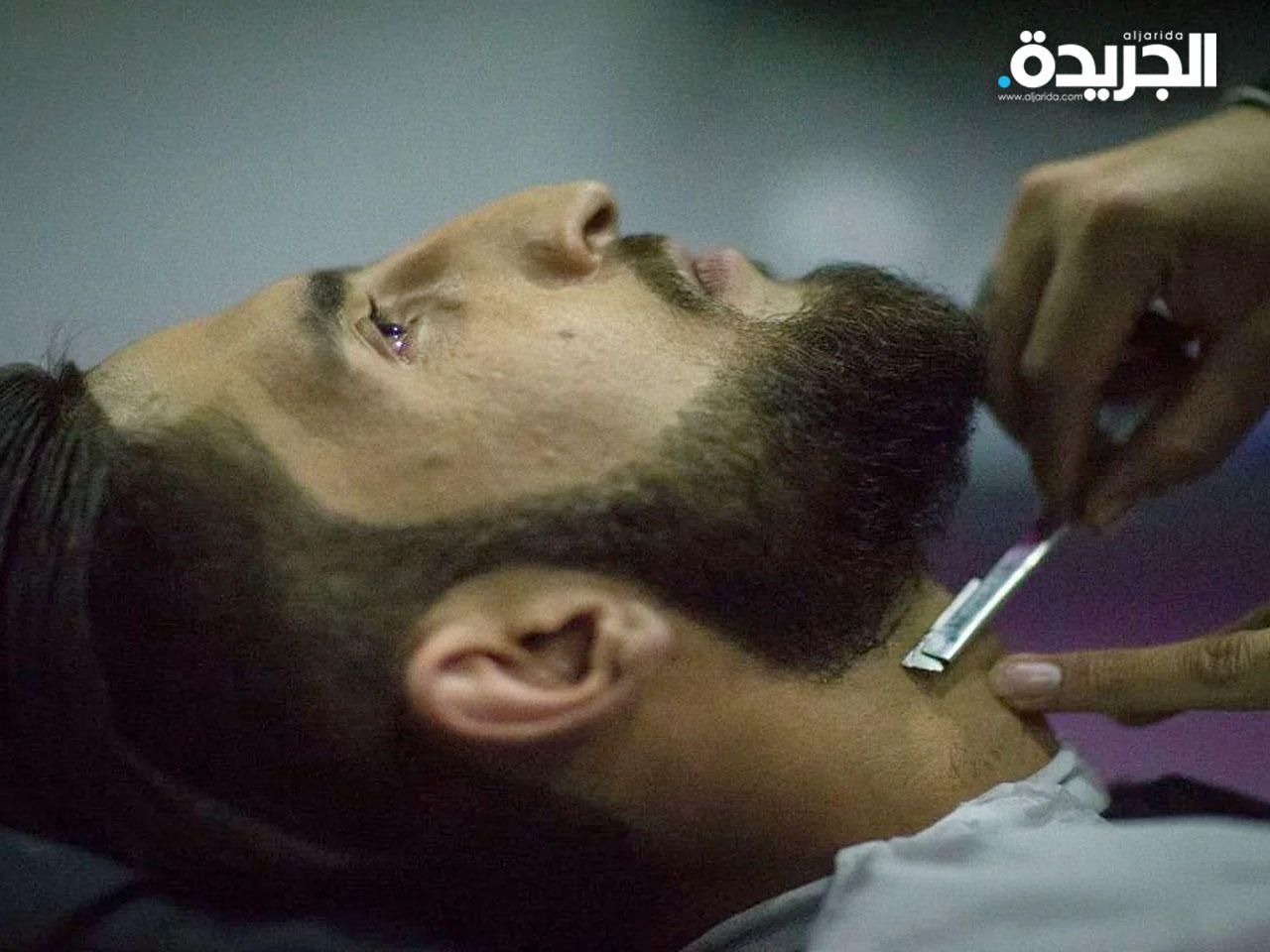 أفغاني في محل حلاقة