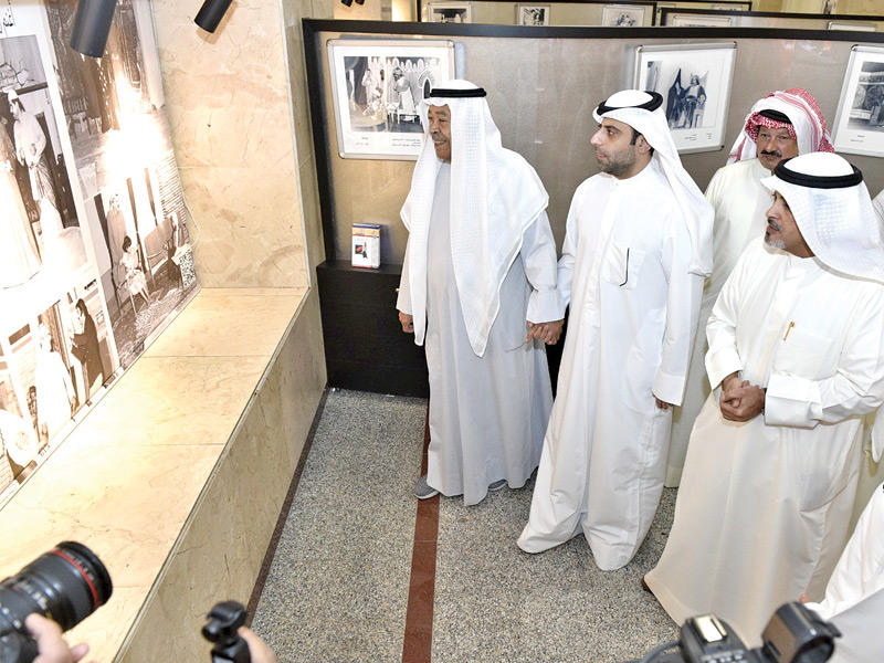 الوزير والفرج أثناء جولتهما في المعرض