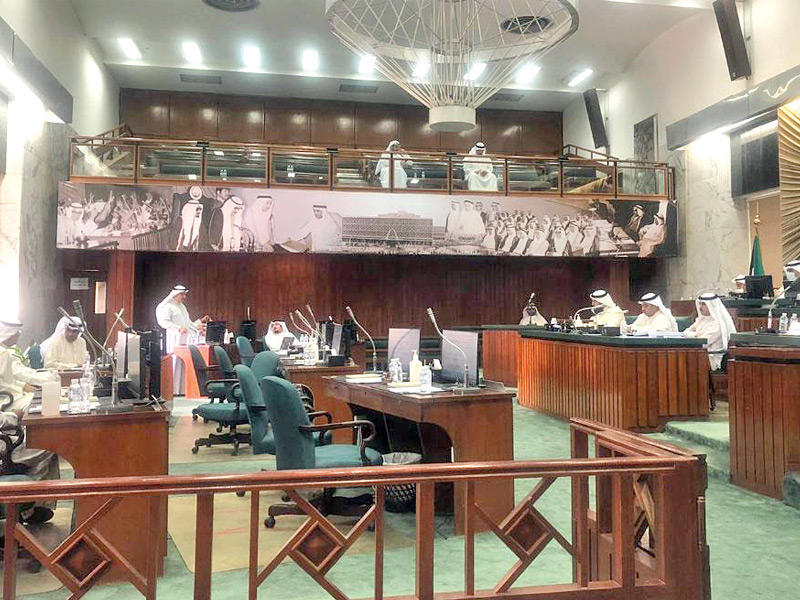 جانب من جلسة البلدي أمس