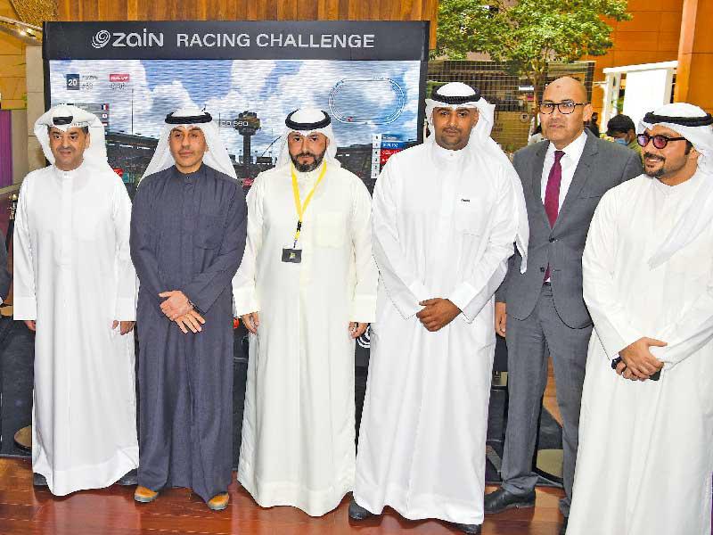  الموسى مُتوسطاً وليد الخشتي وفريق زين والمنظمين في جناح الشركة 