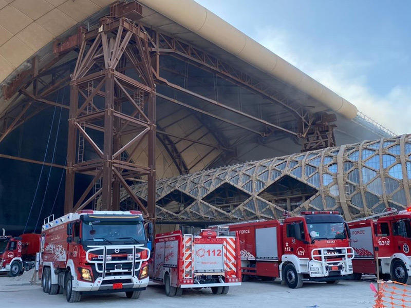 فرق من قوة الإطفاء العام بعد سيطرتها على الحريق