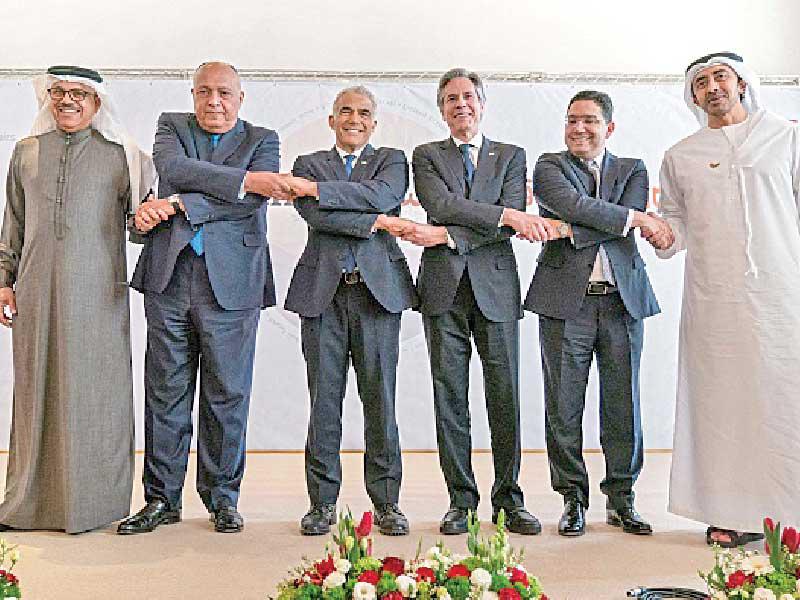 صورة جماعية لوزراء خارجية الدول الست بختام الاجتماع الذي عقد في منتجع بصحراء النقب اليوم