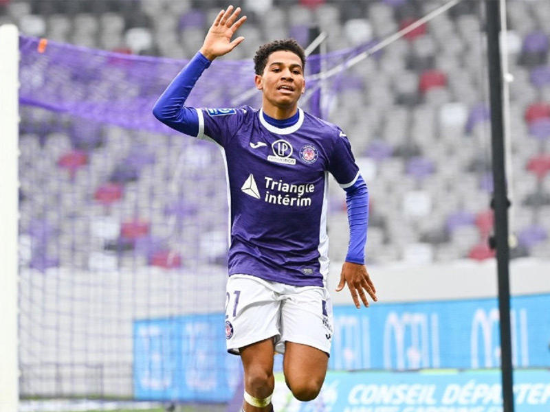 اعب الوسط الفرنسي أمين عدلي