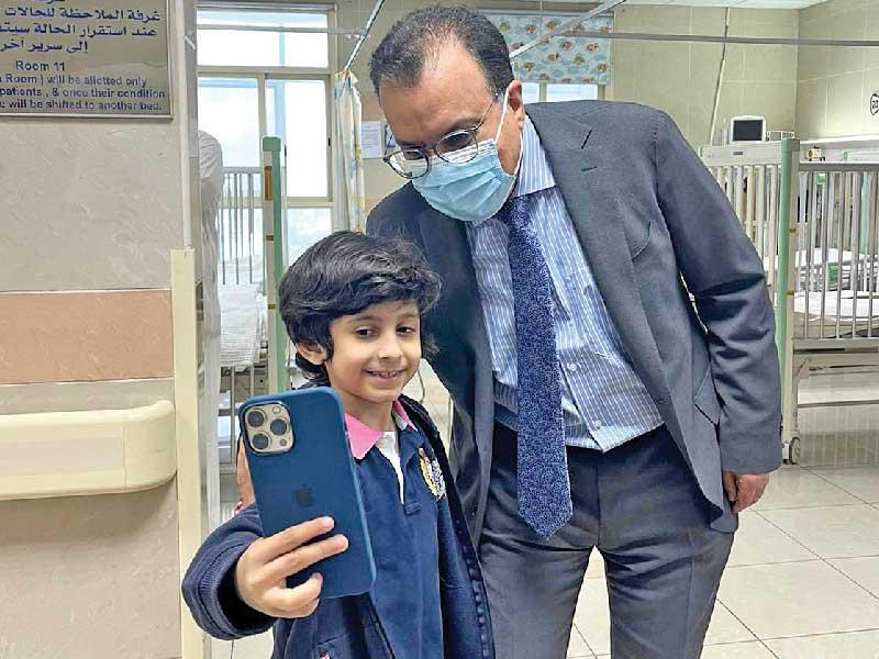 وزير الصحة د. خالد السعيد وسيلفي مع أحد الأطفال خلال الجولة 