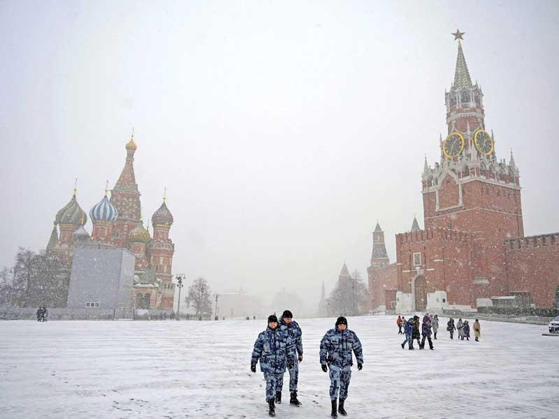 شرطة مكافحة الشغب الروسية في الساحة الحمراء وسط موسكو  في طقس بارد أمس (أ ف ب)