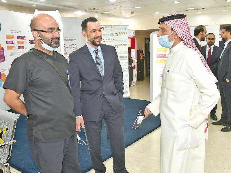 الحداد خلال اليوم التوعوي يرد على استفسارات أحد المواطنين 