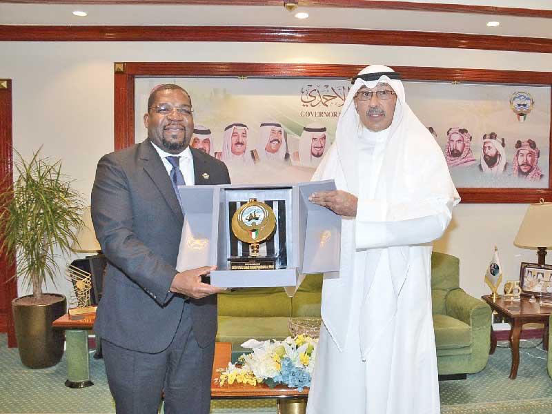 محافظ الأحمدي الشيخ فواز الخالد مع سفير مملكة إي سواتيني لدى الكويت سوتجا م. دلاميني