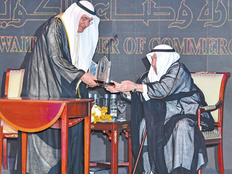 محمد الصقر مكرماً علي الغانم أمس (تصوير : عبدالله الخلف)