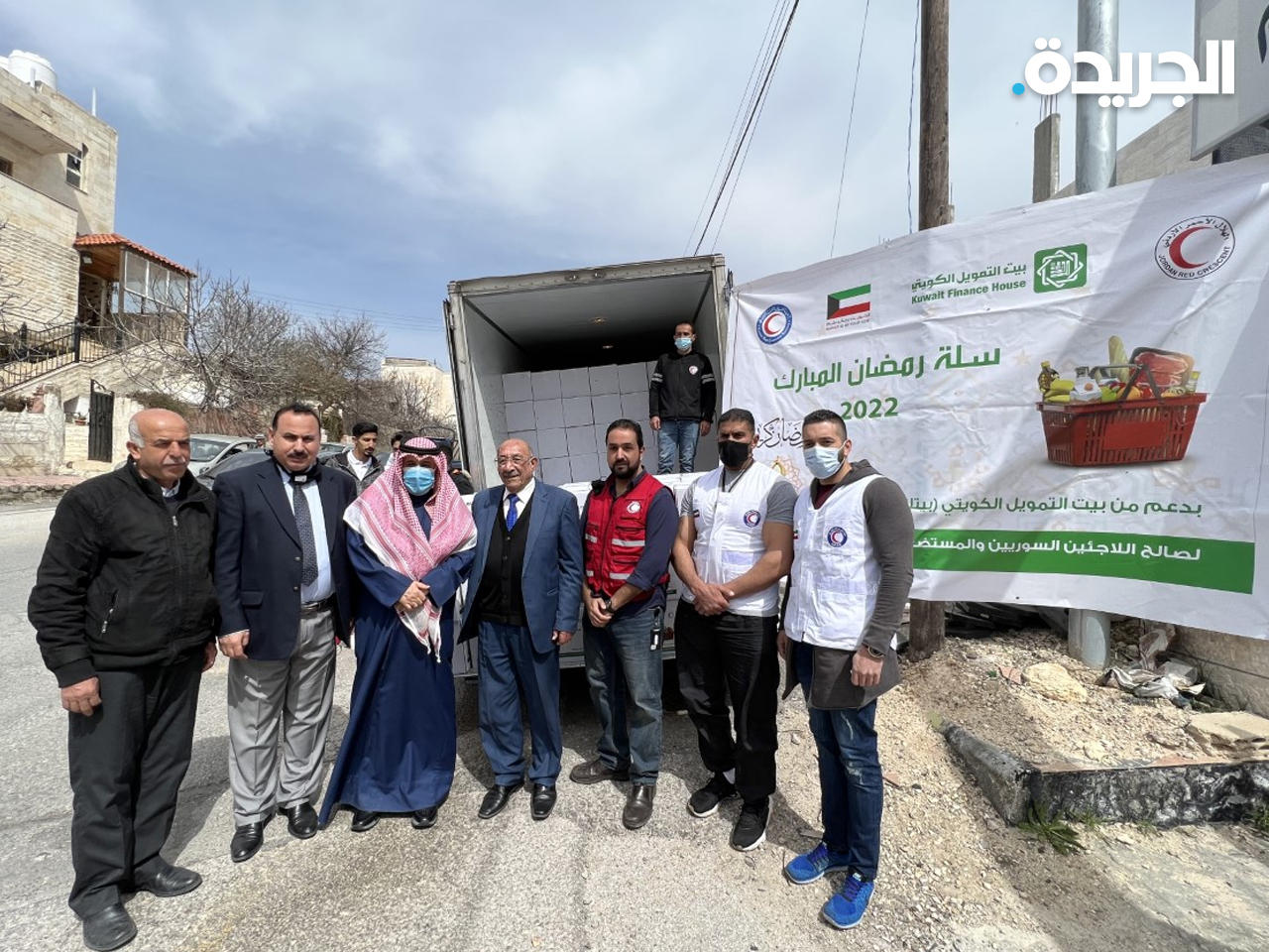الهلال الأحمر توزع سلة رمضان على لاجئين سوريين بالأردن