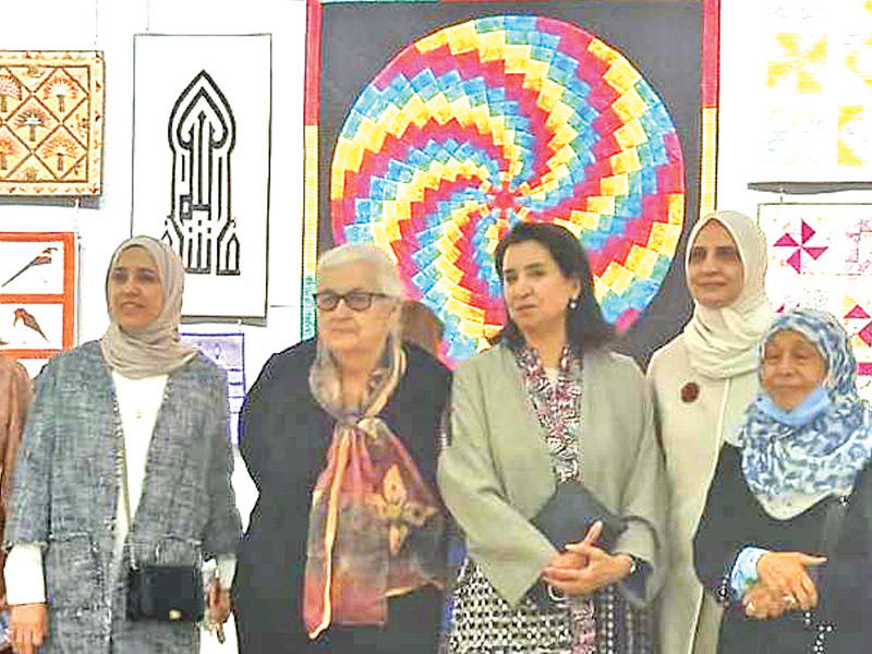 الشيخة ألطاف العلي مع المشاركات في المعرض 