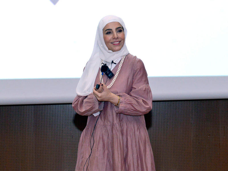 عضوة هيئة التدريس في الكلية د. إسراء العيسى متحدثة في المحاضرة