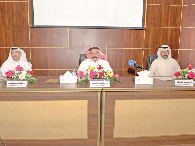 من اليمين محمد البغلي وإبراهيم الحمود وفهد بن عيد