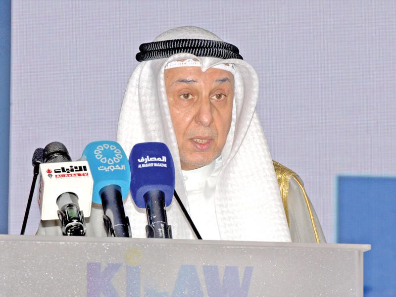 رئيس المحكمة الدستورية المستشار محمد بن ناجي متحدثاً 