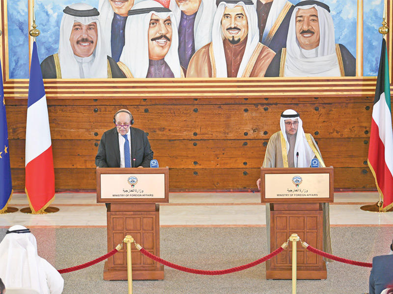 وزير الخارجية الشيخ د. أحمد الناصر  ونظيره الفرنسي جان ايف لودريان خلال المؤتمر الصحافي اليوم(تصوير نوفل ابراهيم)