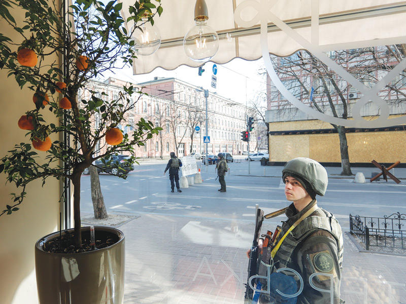 جندي أوكراني على نقطة تفتيش في كييف (د ب أ)