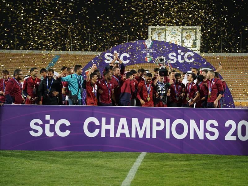 لاعبو العنابي يحملون كأس البطولة