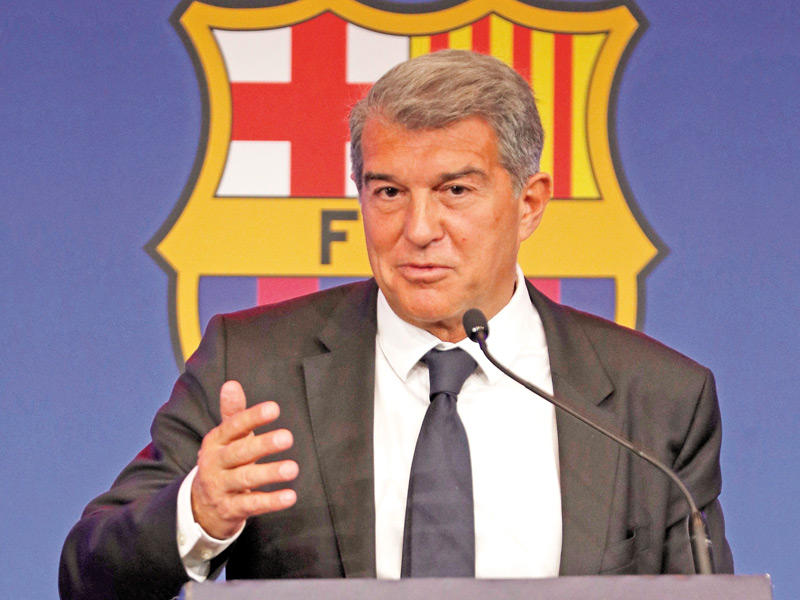 رئيس نادي برشلونة  جوان لابورتا