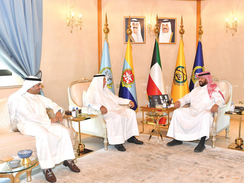 وزير الدفاع مستقبلاً محافظي مبارك الكبير والجهراء