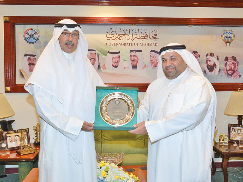 محافظ الأحمدي الشيخ فواز الخالد مكرماً عادل الوصيص 