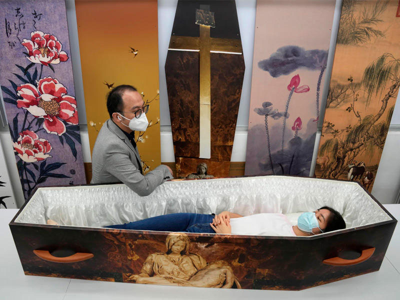 نعوشاً من الورق المقوى المصنوع من ألياف مُعاد تدويرها