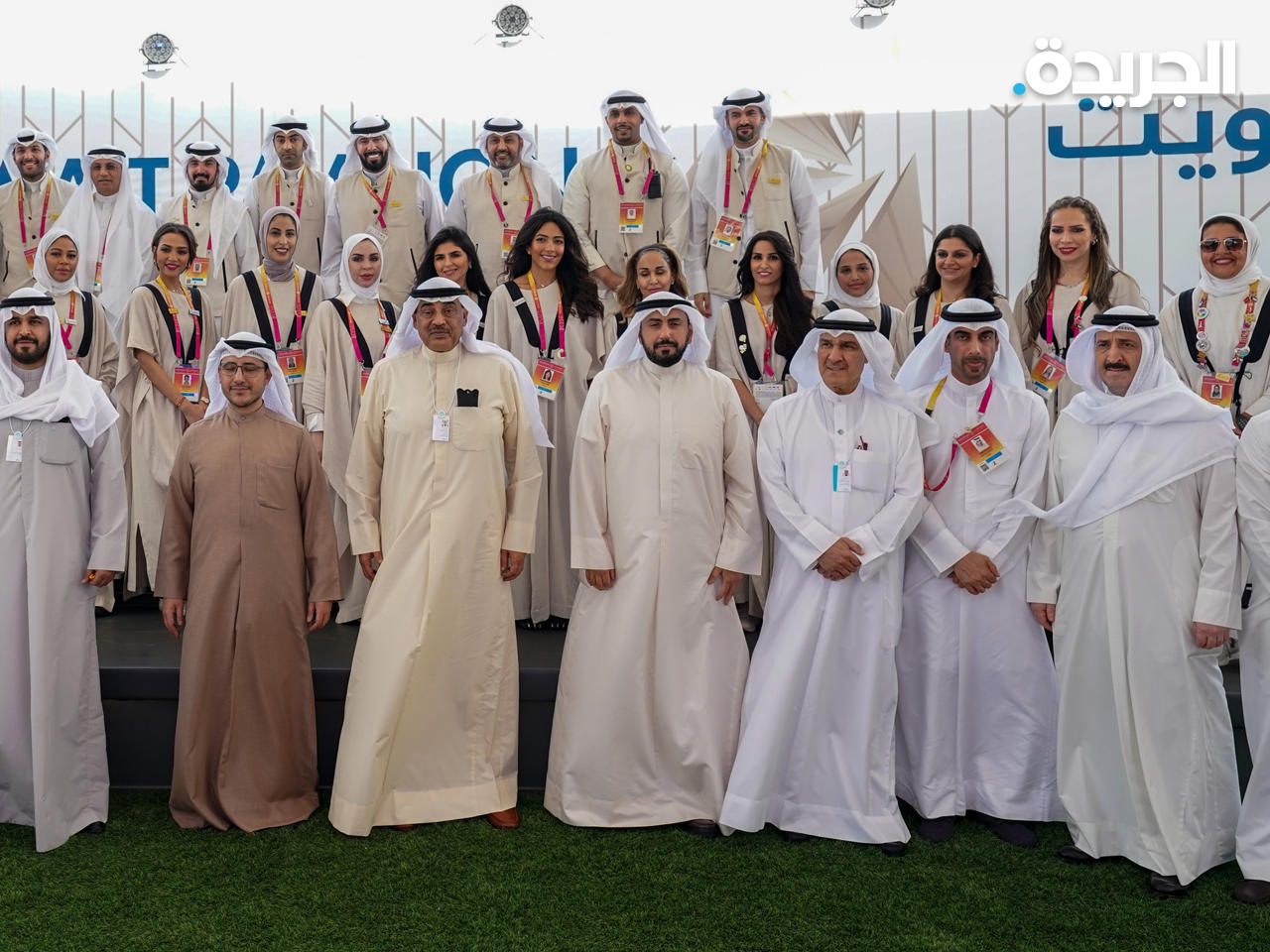 رئيس الوزراء متوسطاً فريق الجناح الكويتي