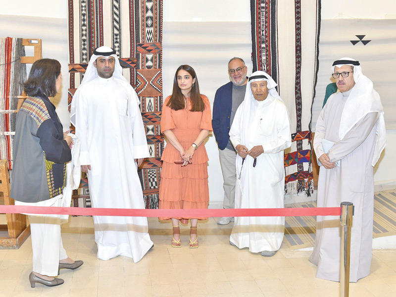 وزير الإعلام خلال جولته في المعرض 