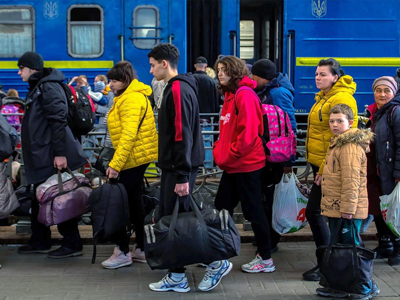 لاجئين أوكرانينيفرون خاج البلاد