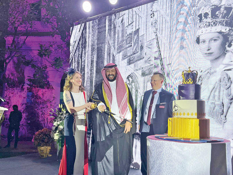 السفيرة البريطانية لدى البلاد بيلندا لويس ونائب رئيس مجلس الوزراء وزير الدفاع الشيخ طلال الخالد  يقطعان قالب حلوى بالاحتفال
