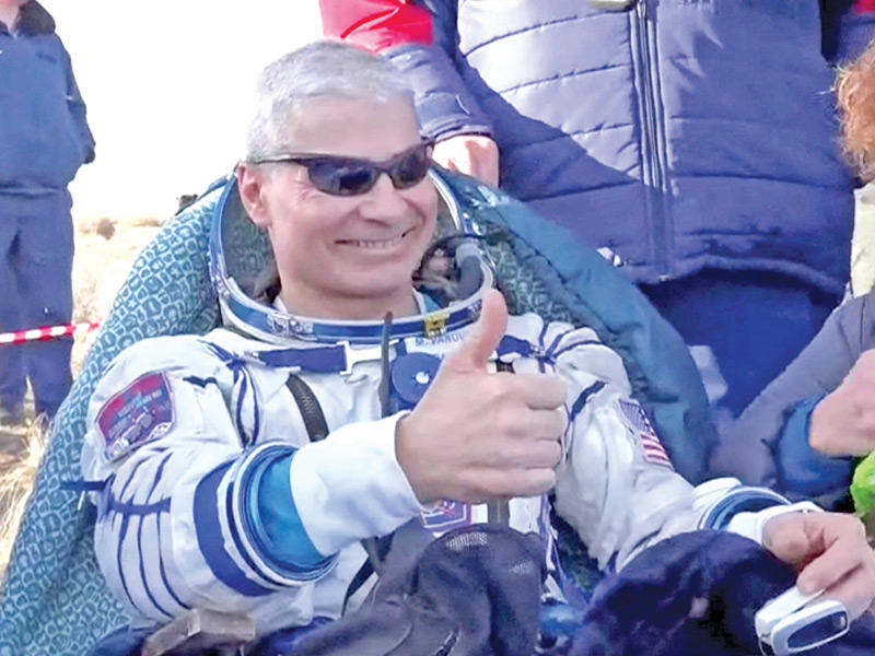 هبوط فضائي لرائد فضاء أميركي ورائدا فضاء روسيان في وسط كازاخستان