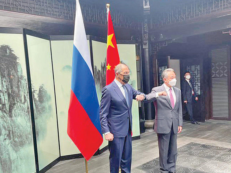 مصافحة بين لافروف ووانغ في هوانغشان أمس