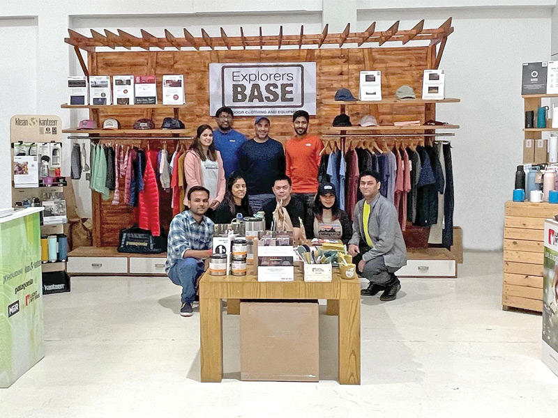 فريق عمل «إكسبلوريرز بيس» في معرض الحياة المستدامة 