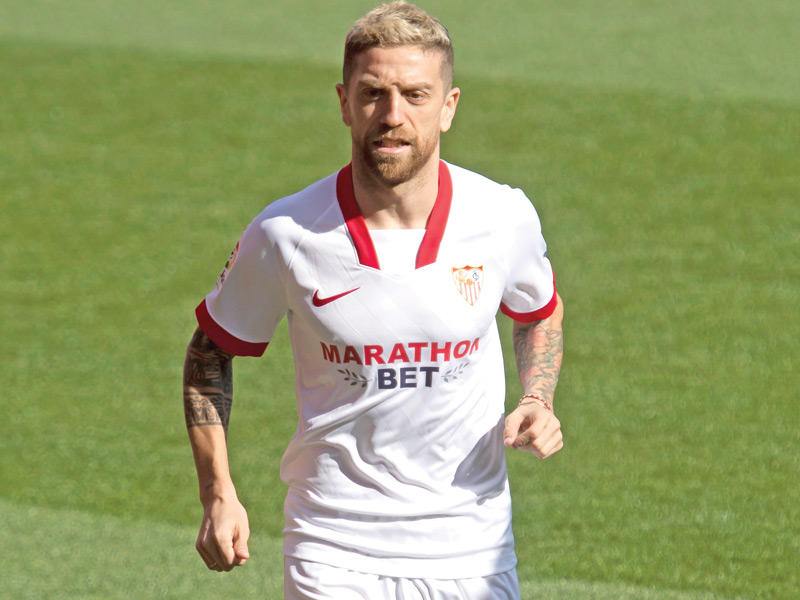  لاعب خط وسط إشبيلية، الأرجنتيني أليخاندرو «بابو» غوميز