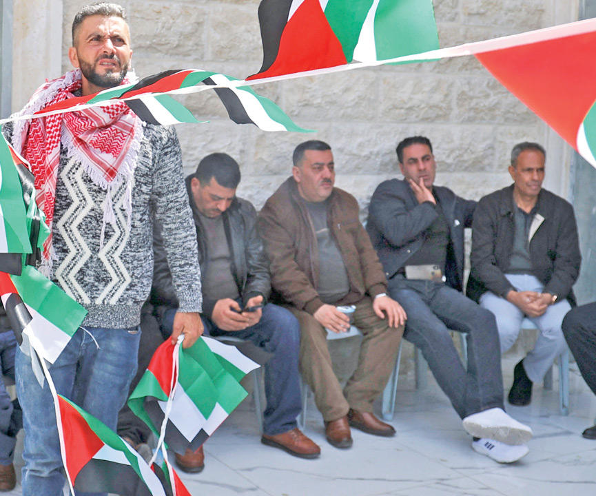 فلسطينيون في بلدة منفذ الهجوم بالضفة أمس (أ ف ب)