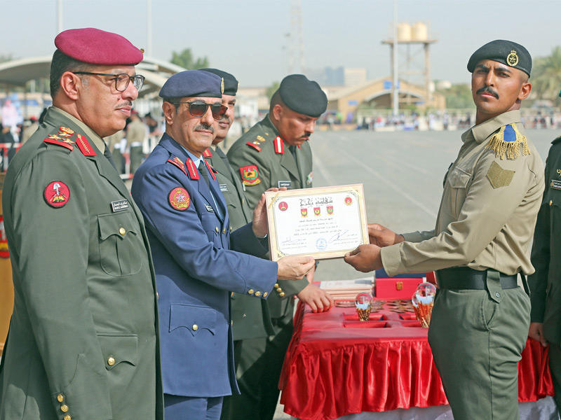 تكريم أحد الخريجين 