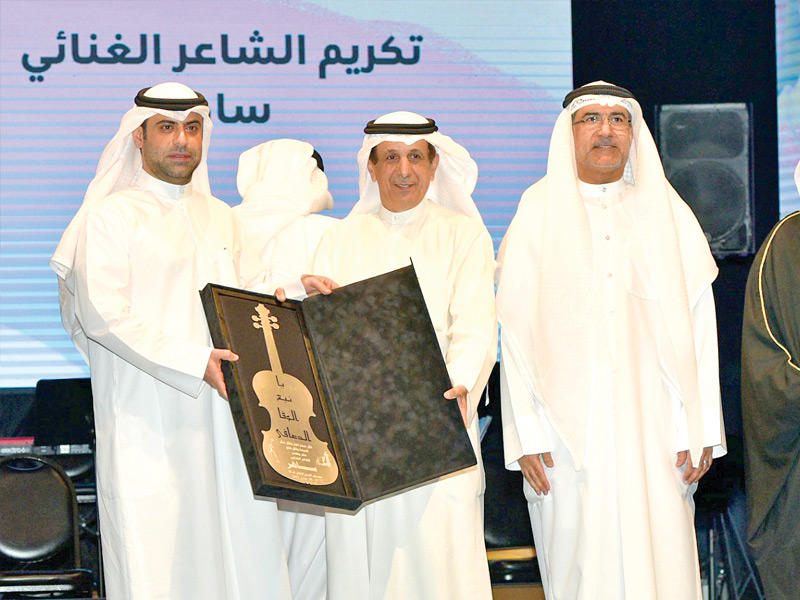 وزير الإعلام مكرماً ساهر 