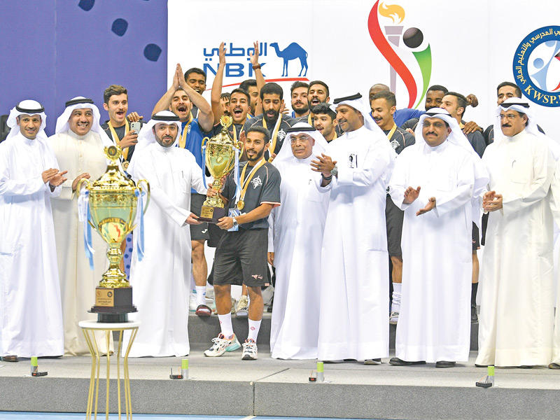 الراجحي يتوج الفريق الفائز بلقب كرة القدم (تصوير نوفل إبراهيم)
