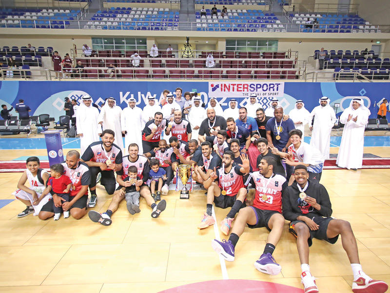 أبطال السوبر يحملون الكأس