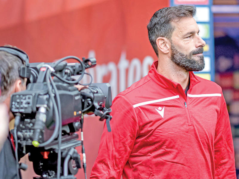 المدرب الجديد لنادي أيندهوفن الهولندي رود فان نيستلروي