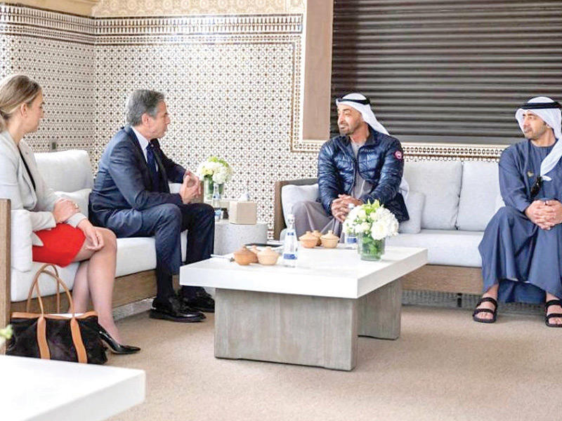 جانب من لقاء ولي عهد أبوظبي محمد بن زايد ووزير الخارجية الأميركي أنتوني بلينكن بالمغرب