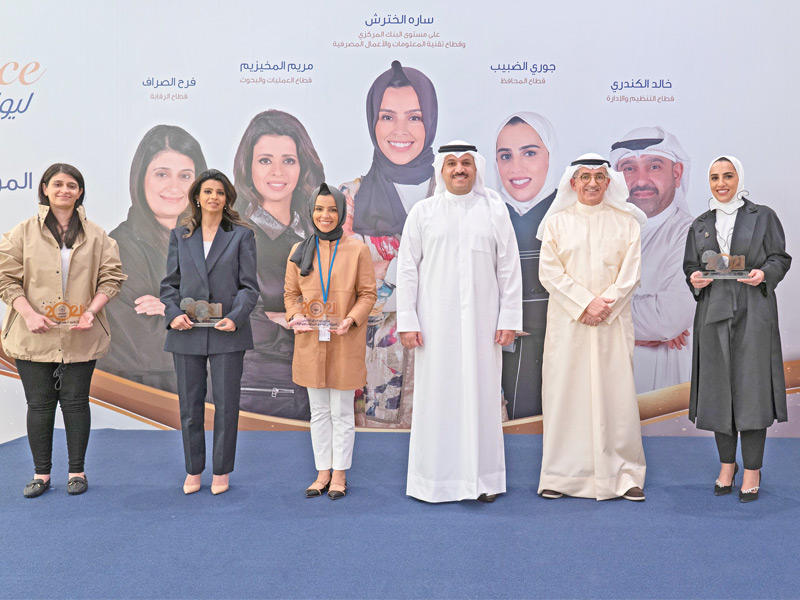  محافظ البنك د. محمد الهاشل مع الموظفين المتميزين