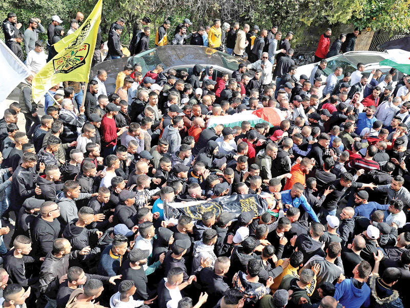  تشييع فلسطينيَّين قتلا برصاص إسرائيلي في جنين أمس (أ ف ب) 