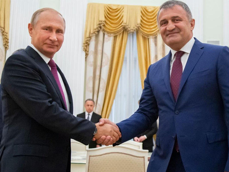 أناتولي بيبيلوف زعيم أوسيتيا الجنوبية ورئيس روسيا فلاديمير_بوتين