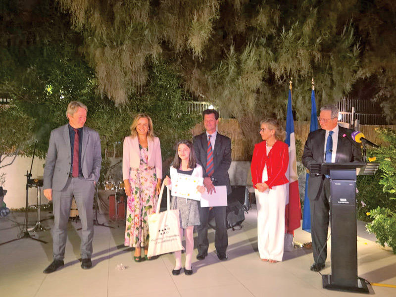 السفيرة الفرنسية والقائمة بالأعمال السويسرية والسفير البلجيكي خلال تكريم إحدى الفائزات